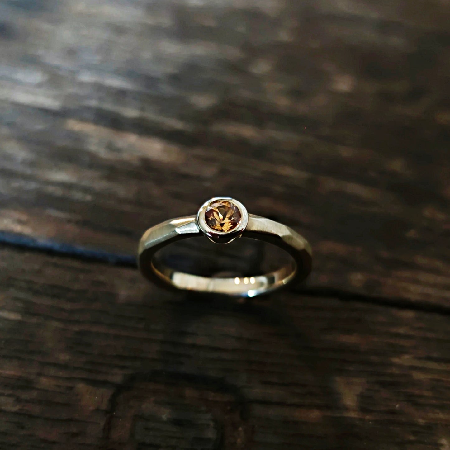 Ring :ground: | sanfter Lichtschein in facettiertem Gelbgold
