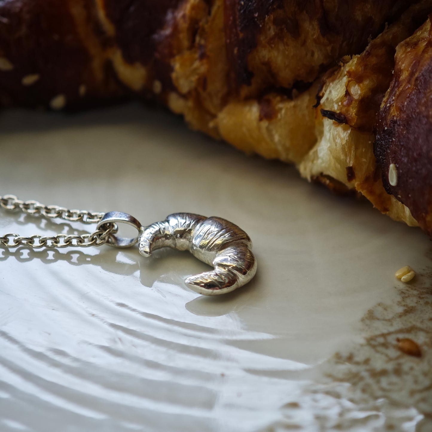 Halsschmuck :croissant: | Silberkette mit massivem Miniatur-Hörnchen