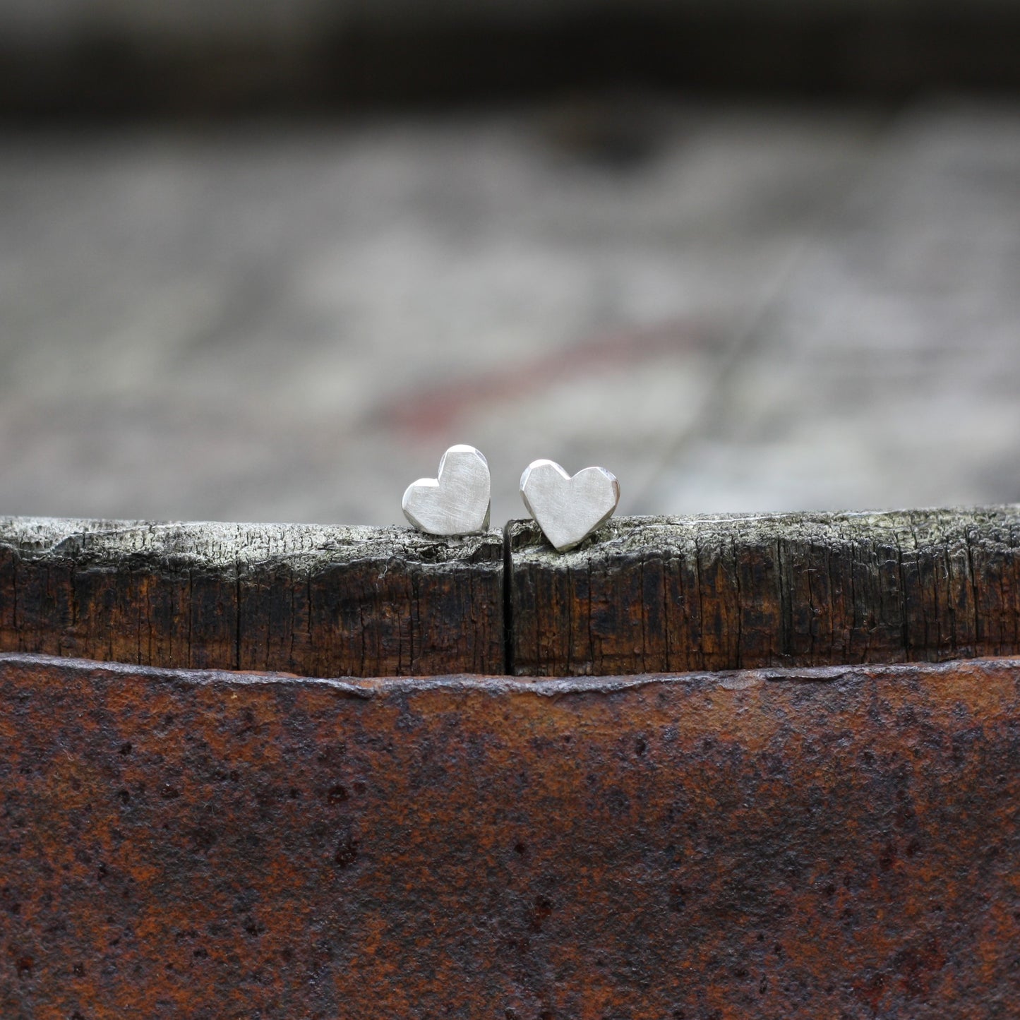 Ohrschmuck :hearts: | Herzform aus Silber mit rustikalem Facetten-Rand