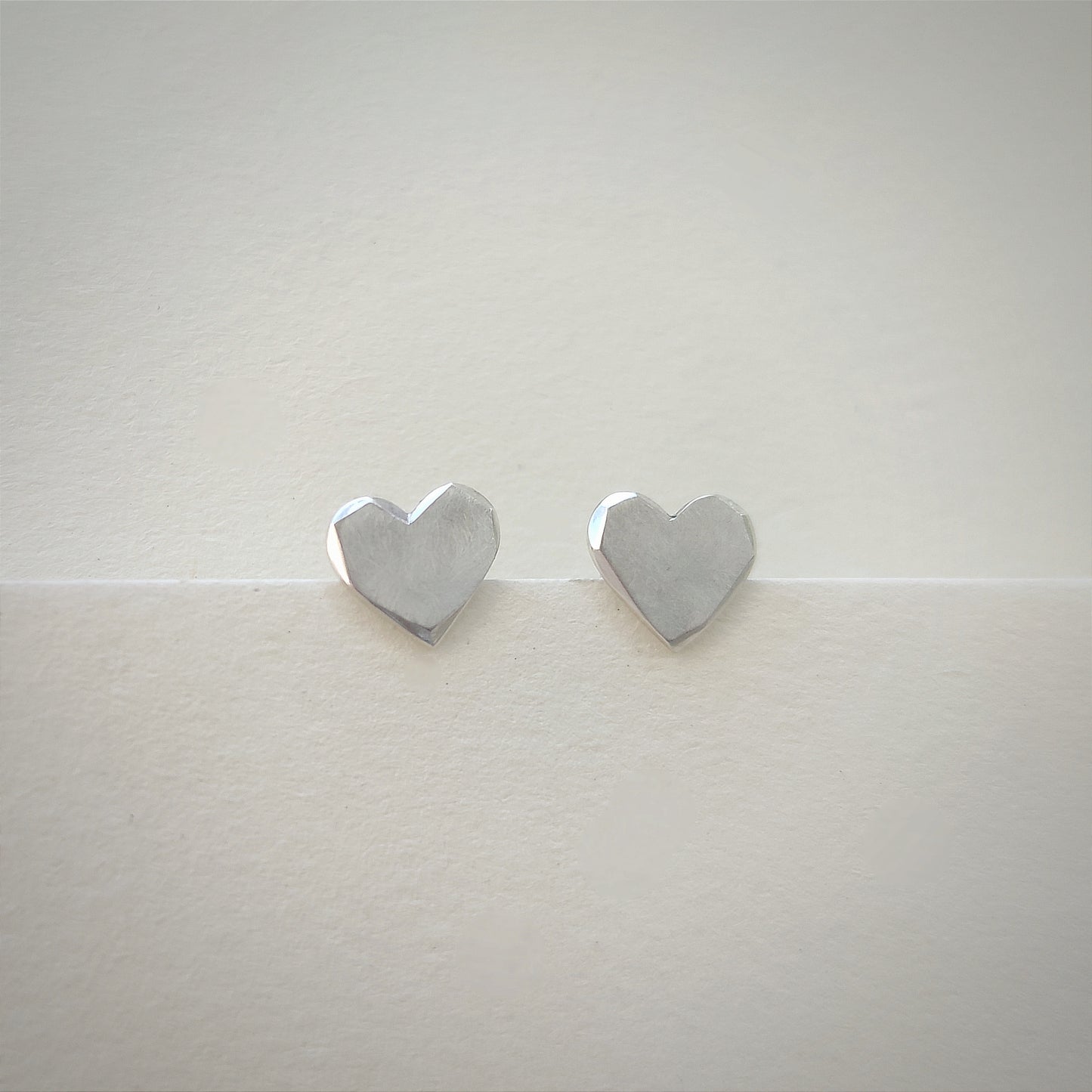 Ohrschmuck :hearts: | Herzform aus Silber mit rustikalem Facetten-Rand