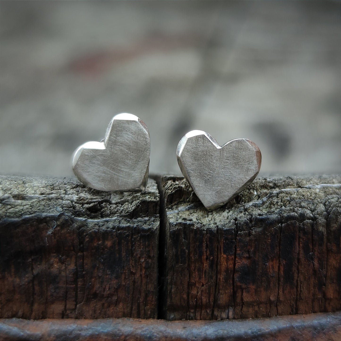 Ohrschmuck :hearts: | Herzform aus Silber mit rustikalem Facetten-Rand
