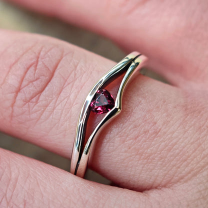 Ring :hug: | Rhodolith-Herz in einer Umarmung aus Silber
