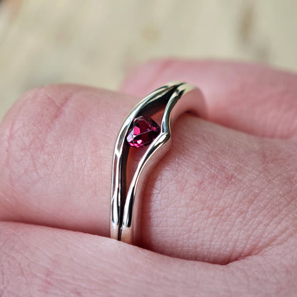 Ring :hug: | Rhodolith-Herz in einer Umarmung aus Silber