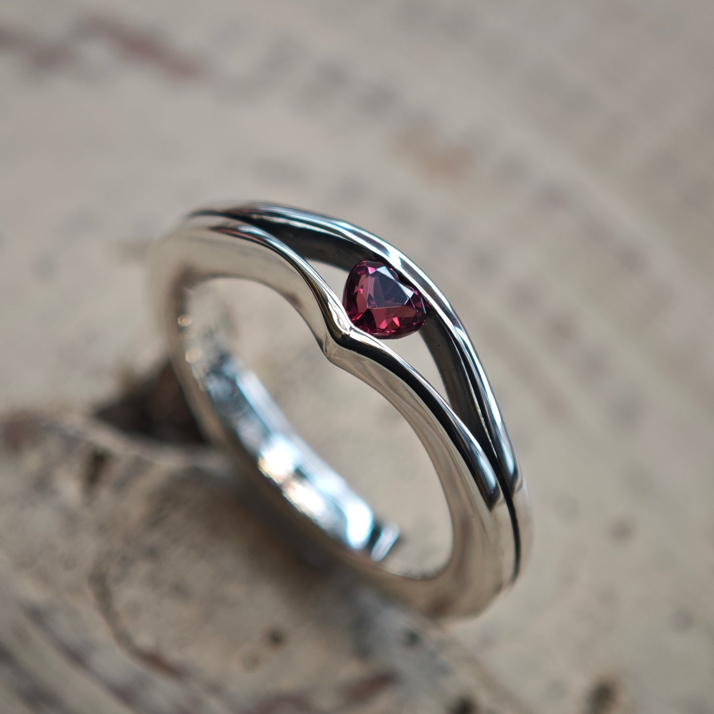 Ring :hug: | Rhodolith-Herz in einer Umarmung aus Silber