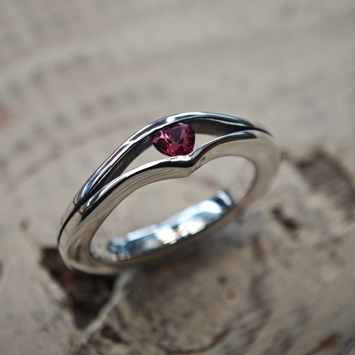 Ring :hug: | Rhodolith-Herz in einer Umarmung aus Silber