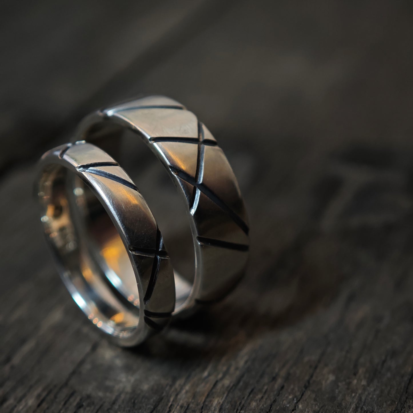 Ring :linea: | breiter Silberring mit oxidiertem Linienbild