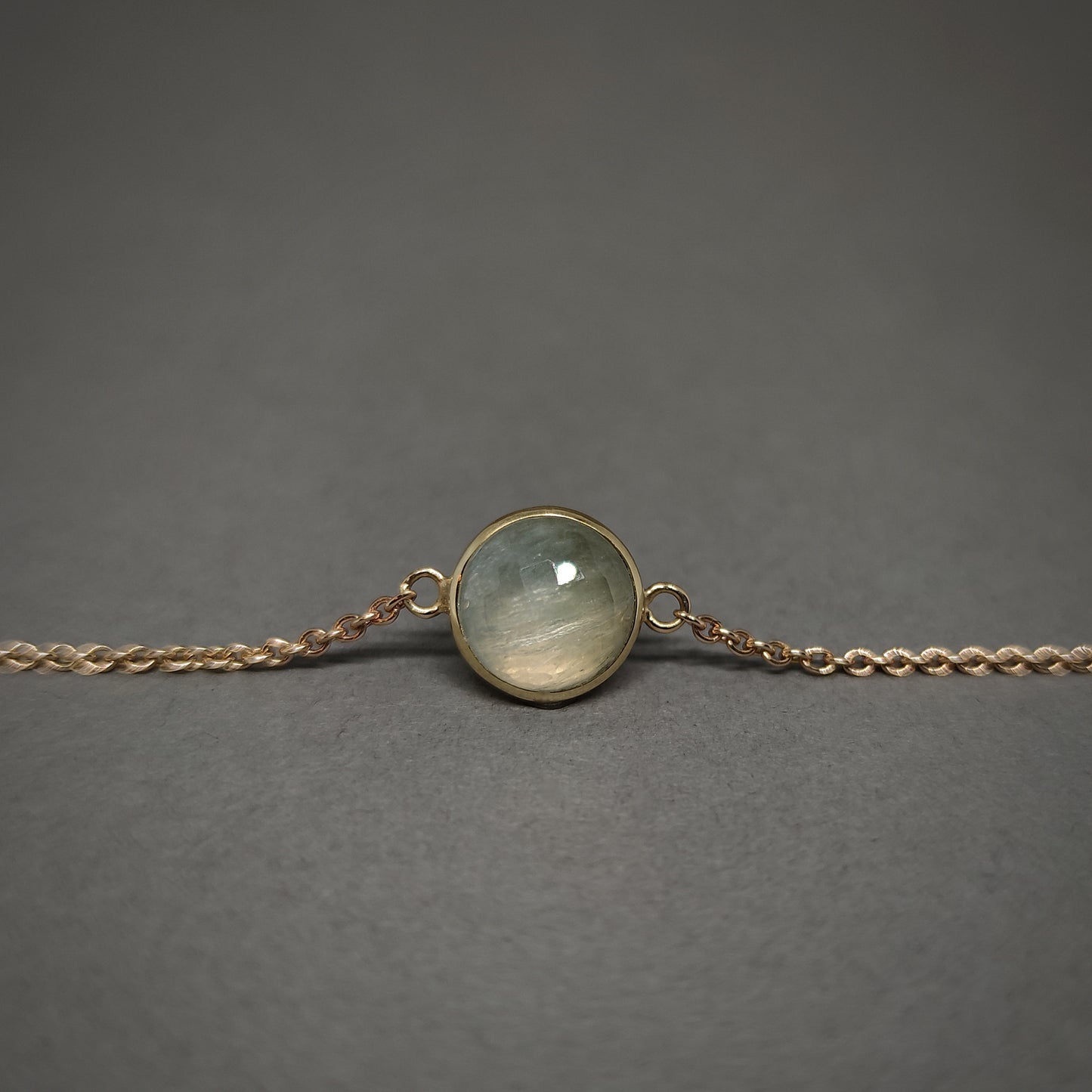 Armschmuck :lotus: | Goldarmband mit Prehnit in sanftem Mint