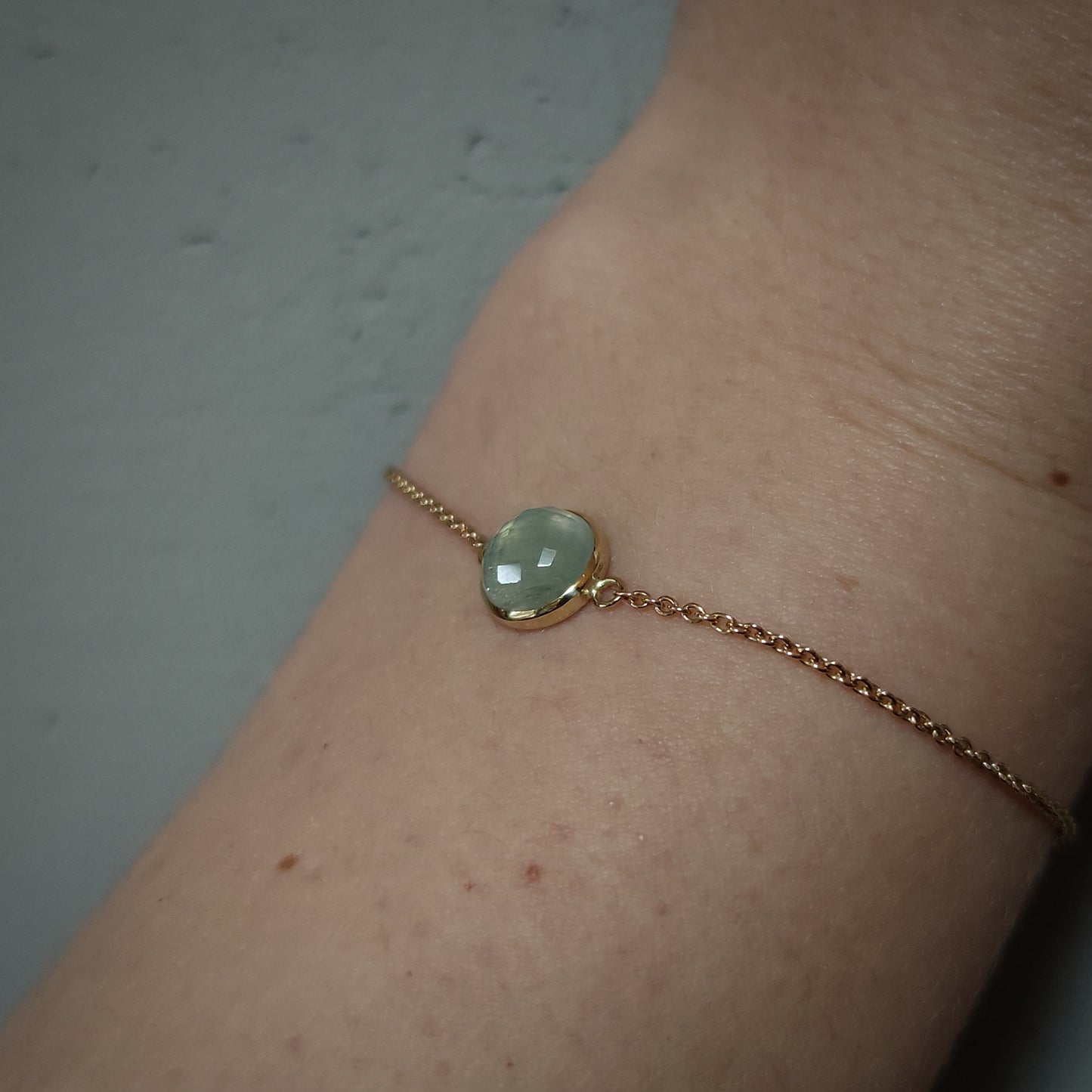 Armschmuck :lotus: | Goldarmband mit Prehnit in sanftem Mint