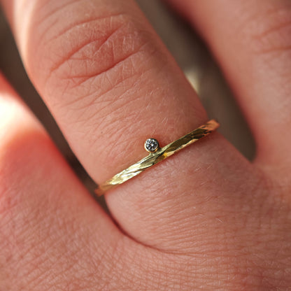 Ring :mio: | Struktur in Gelbgold mit feinem Brillantakzent