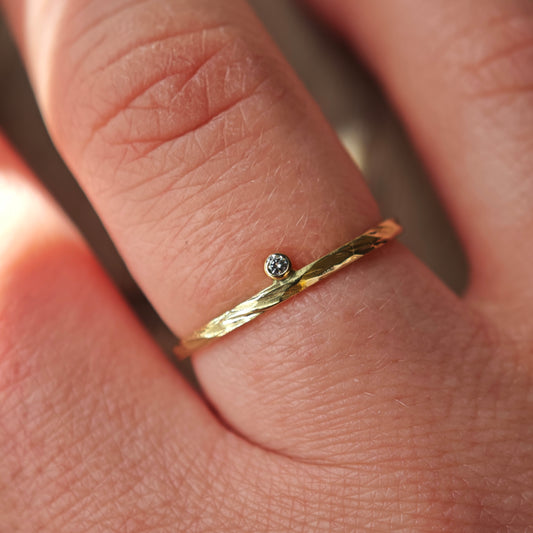 Ring :mio: | Struktur in Gelbgold mit feinem Brillantakzent