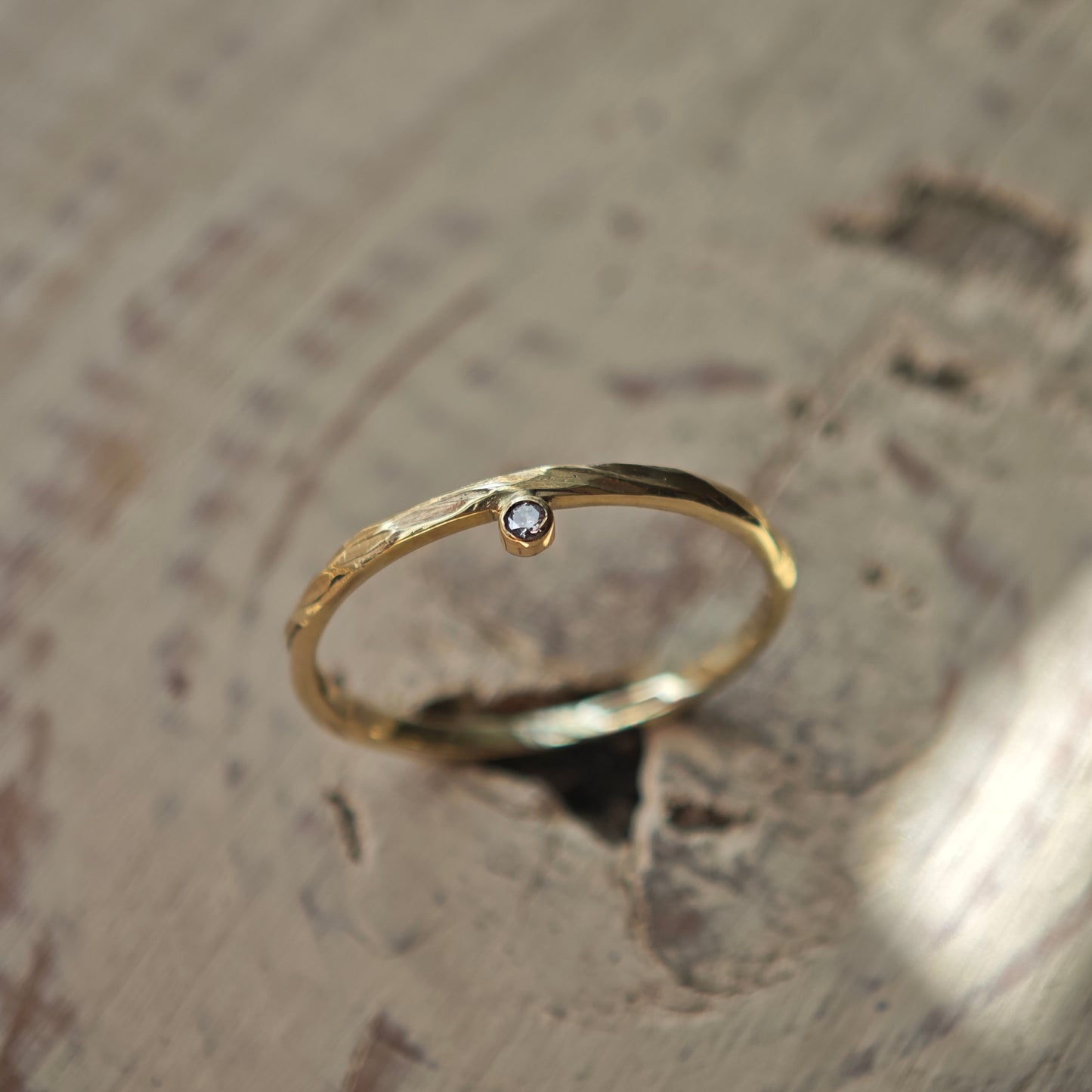 Ring :mio: | Struktur in Gelbgold mit feinem Brillantakzent