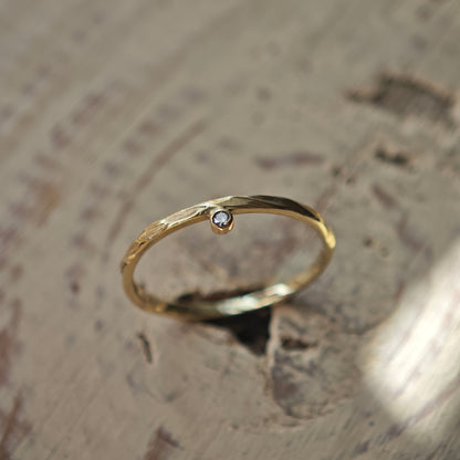 Ring :mio: | Struktur in Gelbgold mit feinem Brillantakzent