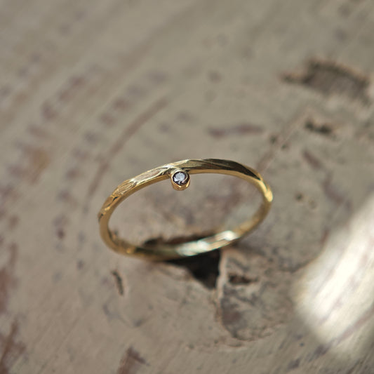 Ring :mio: | Struktur in Gelbgold mit feinem Brillantakzent