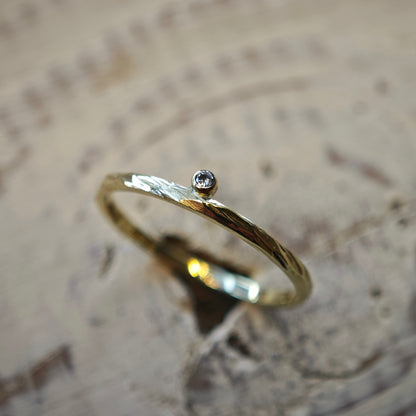 Ring :mio: | Struktur in Gelbgold mit feinem Brillantakzent