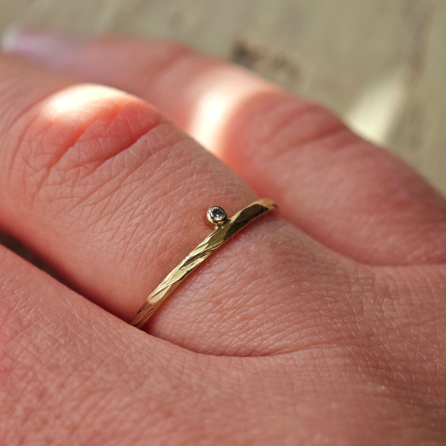 Ring :mio: | Struktur in Gelbgold mit feinem Brillantakzent