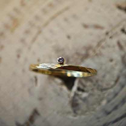 Ring :mio: | Struktur in Gelbgold mit feinem Brillantakzent