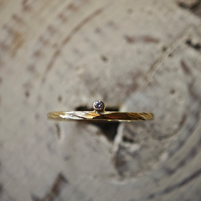 Ring :mio: | Struktur in Gelbgold mit feinem Brillantakzent