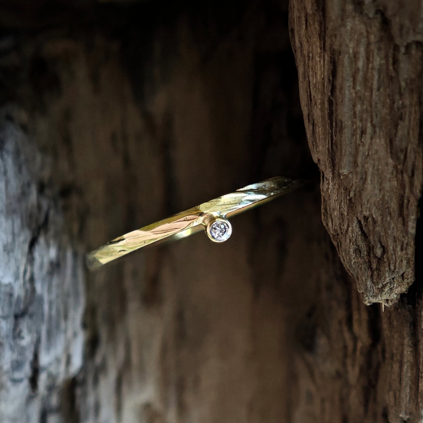 Ring :mio: | Struktur in Gelbgold mit feinem Brillantakzent