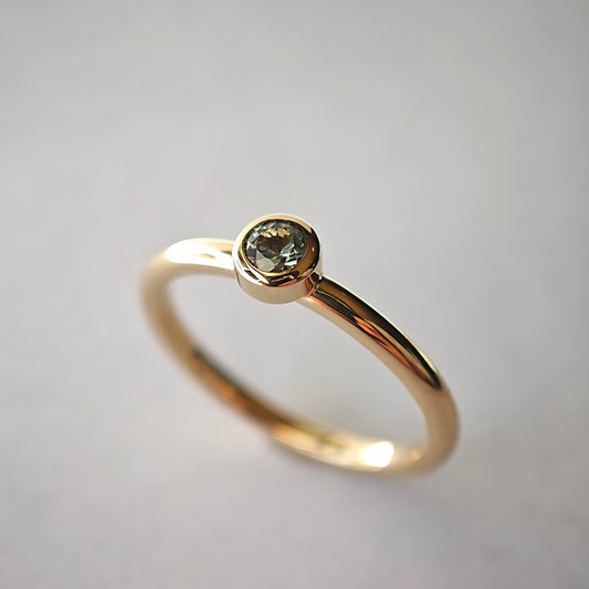 Ring :olea: | Versprechen von Beständigkeit in sanftem Grün und Gelbgold