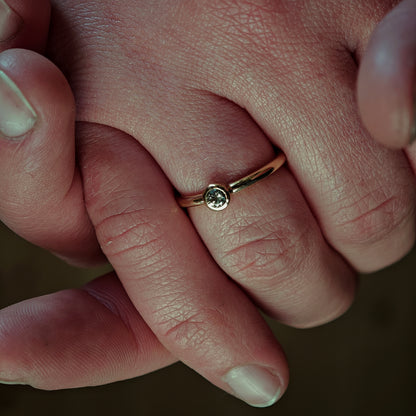 Ring :olea: | Versprechen von Beständigkeit in sanftem Grün und Gelbgold