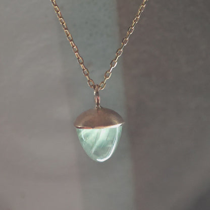 Halsschmuck :conu: | Goldkette mit hellgrünem Prehnit in Knospenform