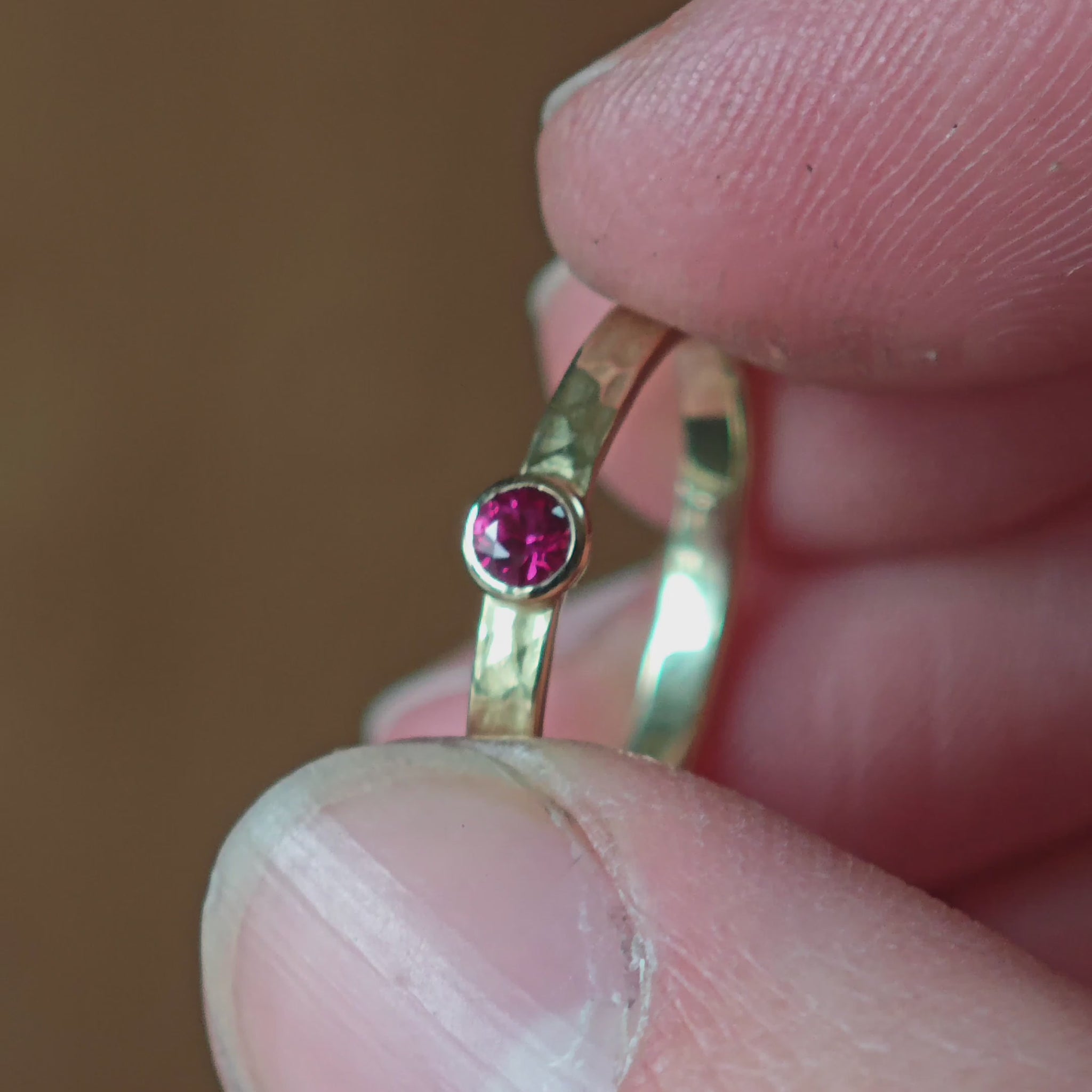 Gelbgoldring mit Rubin im Licht