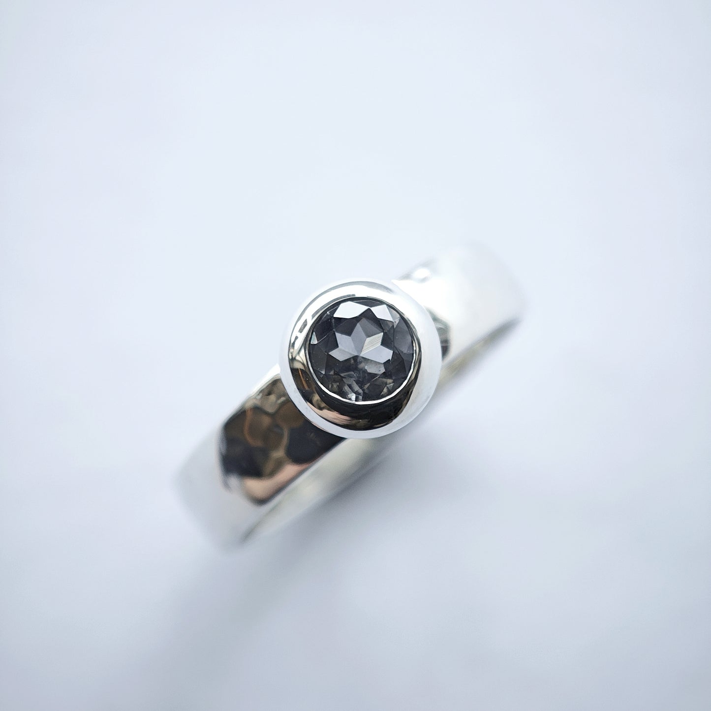 Ring :shadow: | Silber und Grau in weiblichen Formen