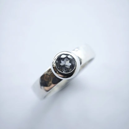 Ring :shadow: | Silber und Grau in weiblichen Formen