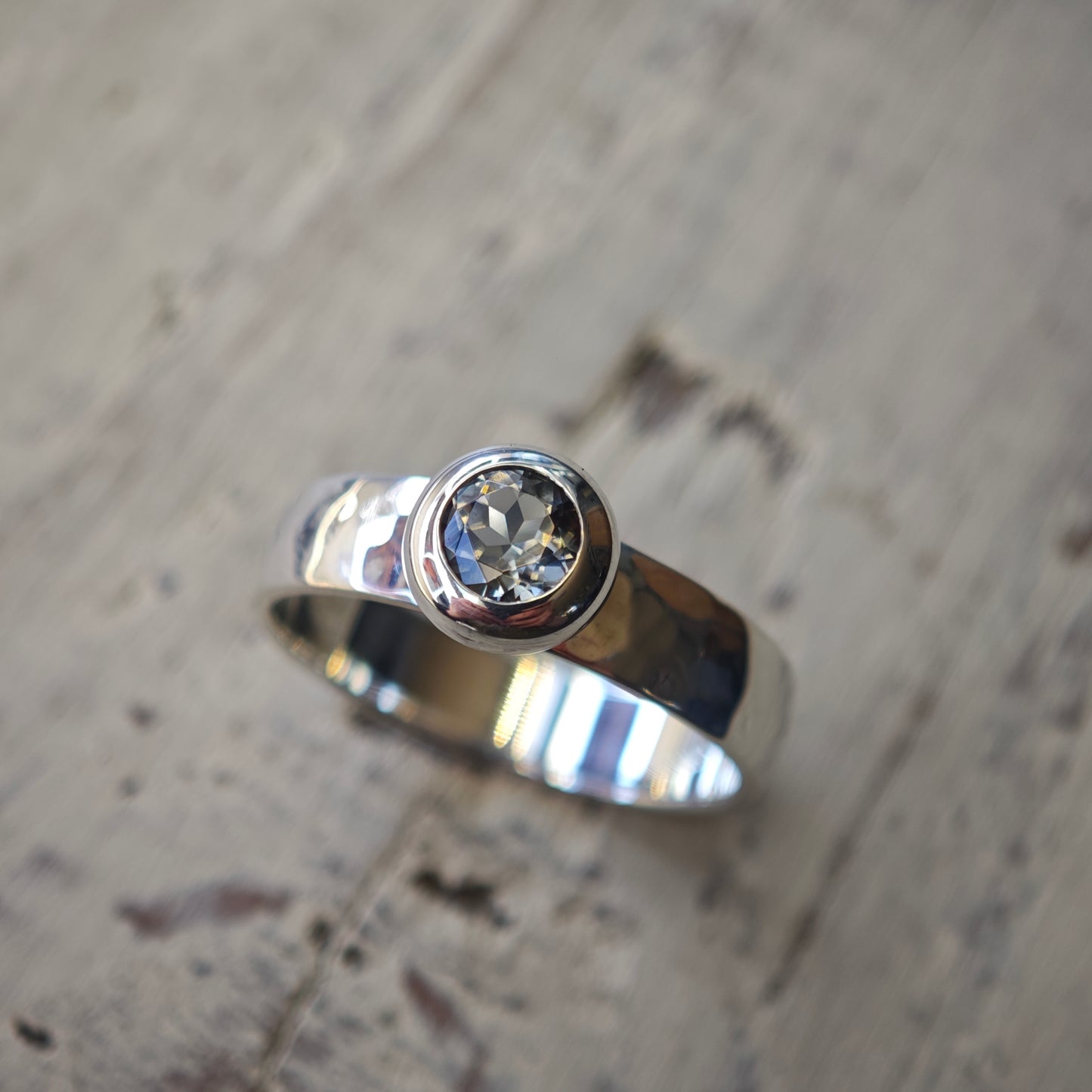 Ring :shadow: | Silber und Grau in weiblichen Formen