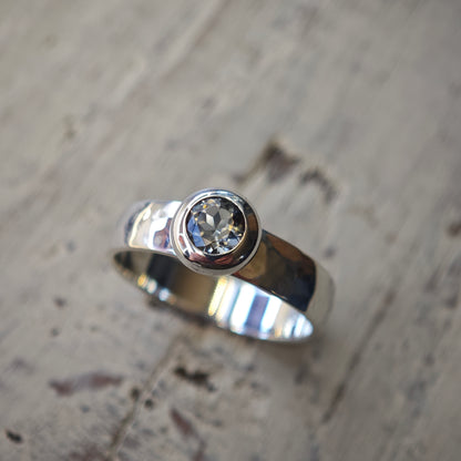 Ring :shadow: | Silber und Grau in weiblichen Formen