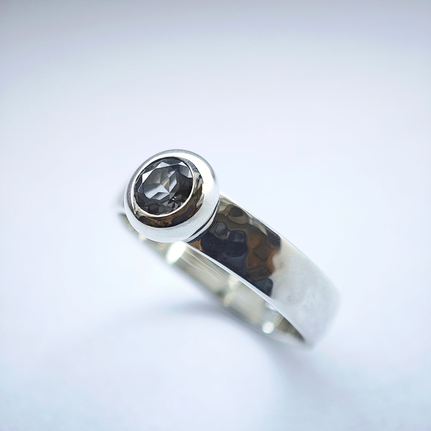 Ring :shadow: | Silber und Grau in weiblichen Formen