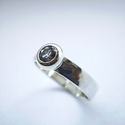 Ring :shadow: | Silber und Grau in weiblichen Formen
