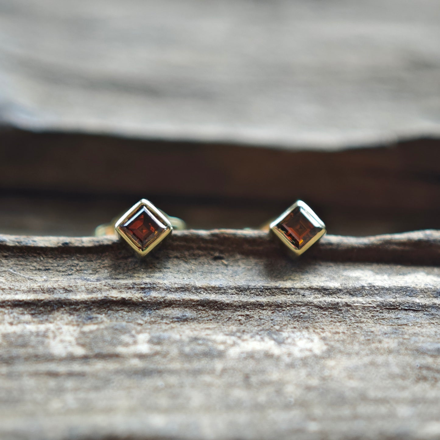 Ohrschmuck :square: | Puristische Eleganz mit braunen Carré-Diamanten
