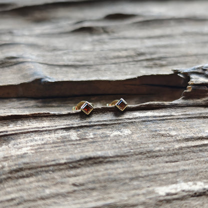 Ohrschmuck :square: | Puristische Eleganz mit braunen Carré-Diamanten
