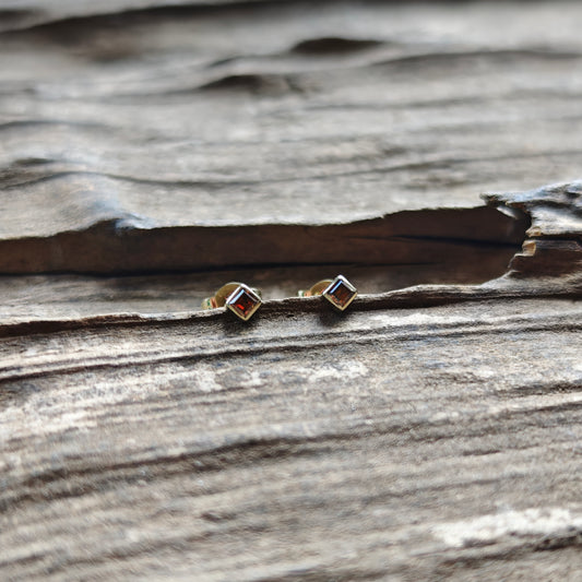 Ohrschmuck :square: | Puristische Eleganz mit braunen Carré-Diamanten
