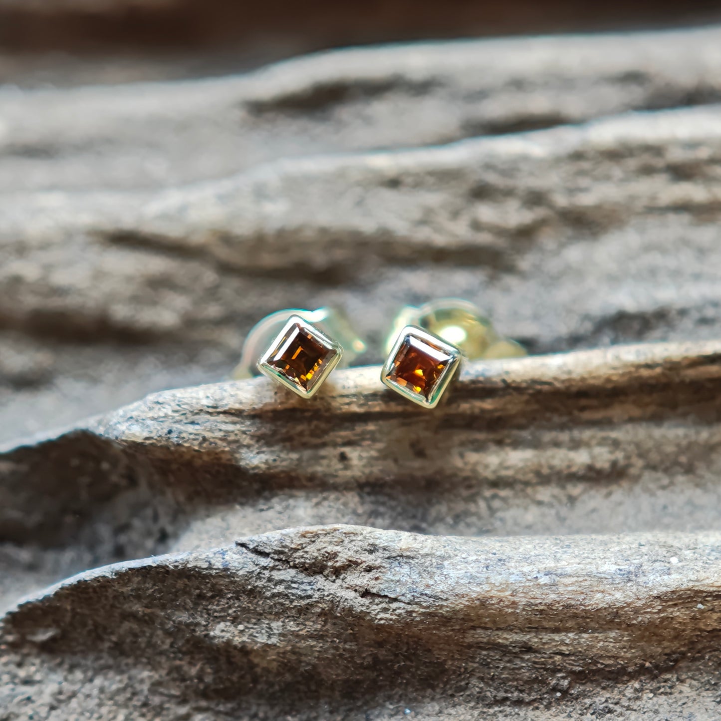 Ohrschmuck :square: | Puristische Eleganz mit braunen Carré-Diamanten