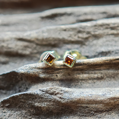 Ohrschmuck :square: | Puristische Eleganz mit braunen Carré-Diamanten