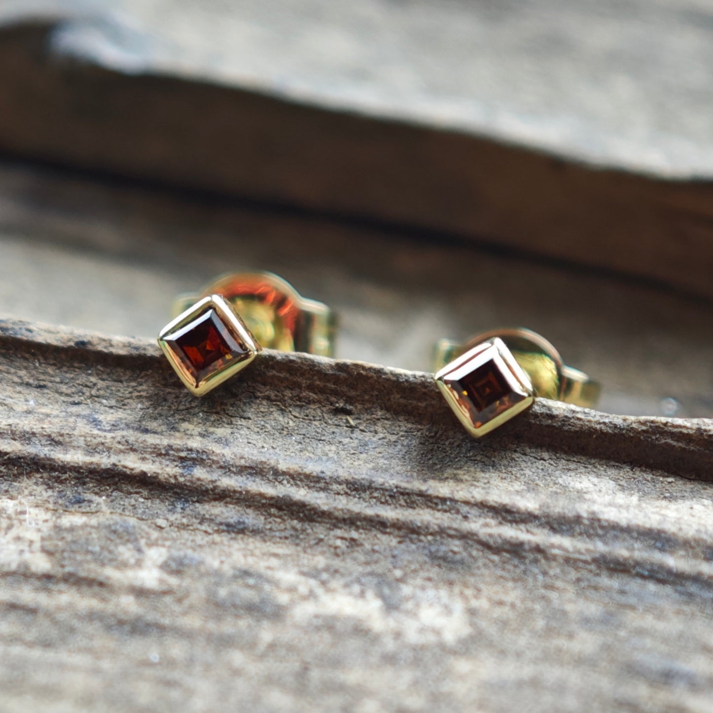 Ohrschmuck :square: | Puristische Eleganz mit braunen Carré-Diamanten