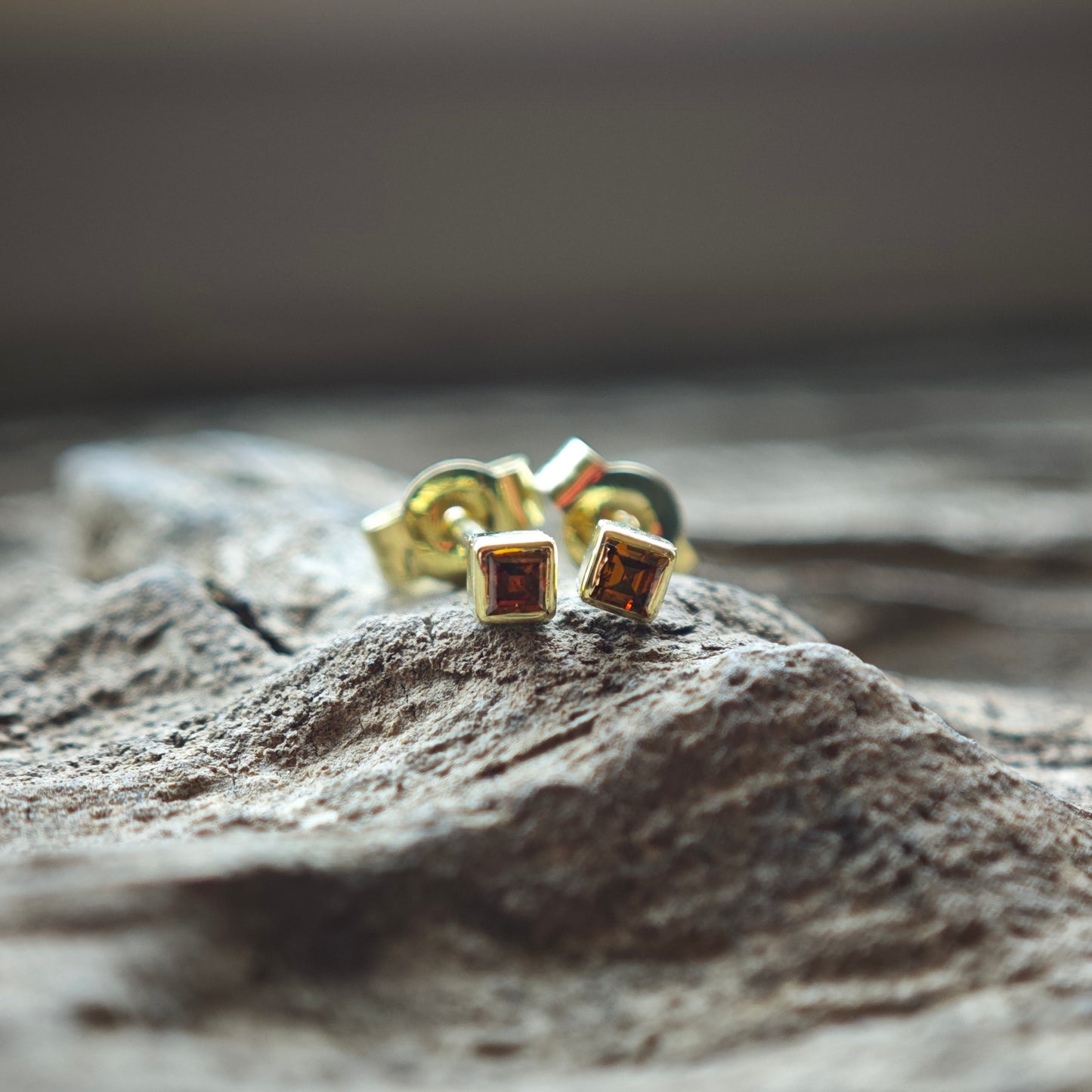 Ohrschmuck :square: | Puristische Eleganz mit braunen Carré-Diamanten