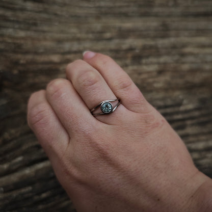 Ring :verve: | Eisblaues Leuchten in zartem Weißgold