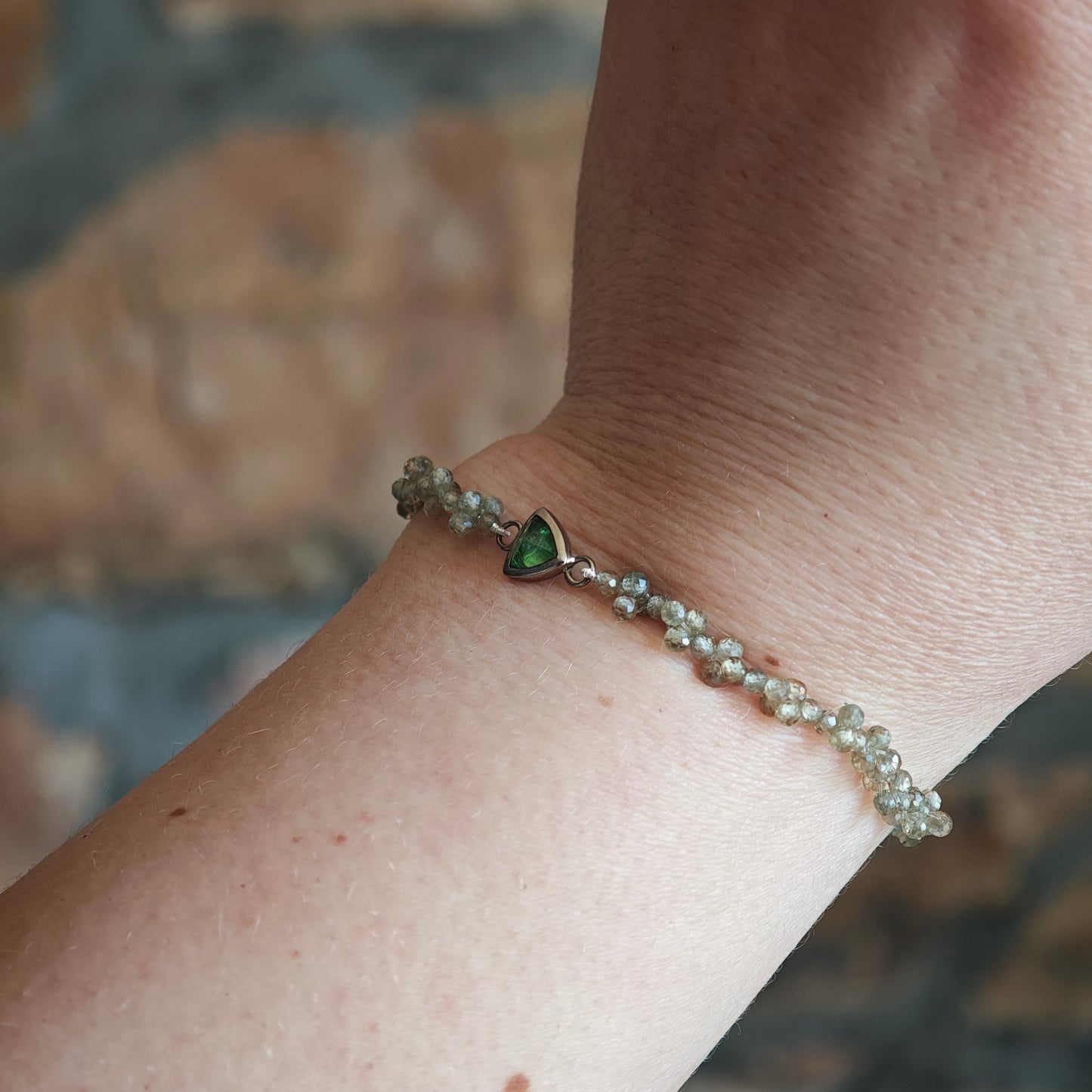 Armschmuck :vino: | Grün funkelndes Geflecht um Weißgold