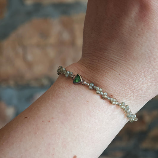 Armschmuck :vino: | Grün funkelndes Geflecht um Weißgold