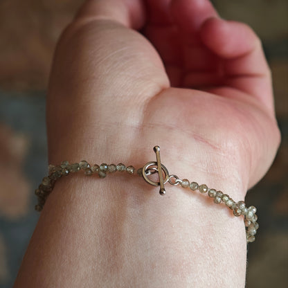 Armschmuck :vino: | Grün funkelndes Geflecht um Weißgold