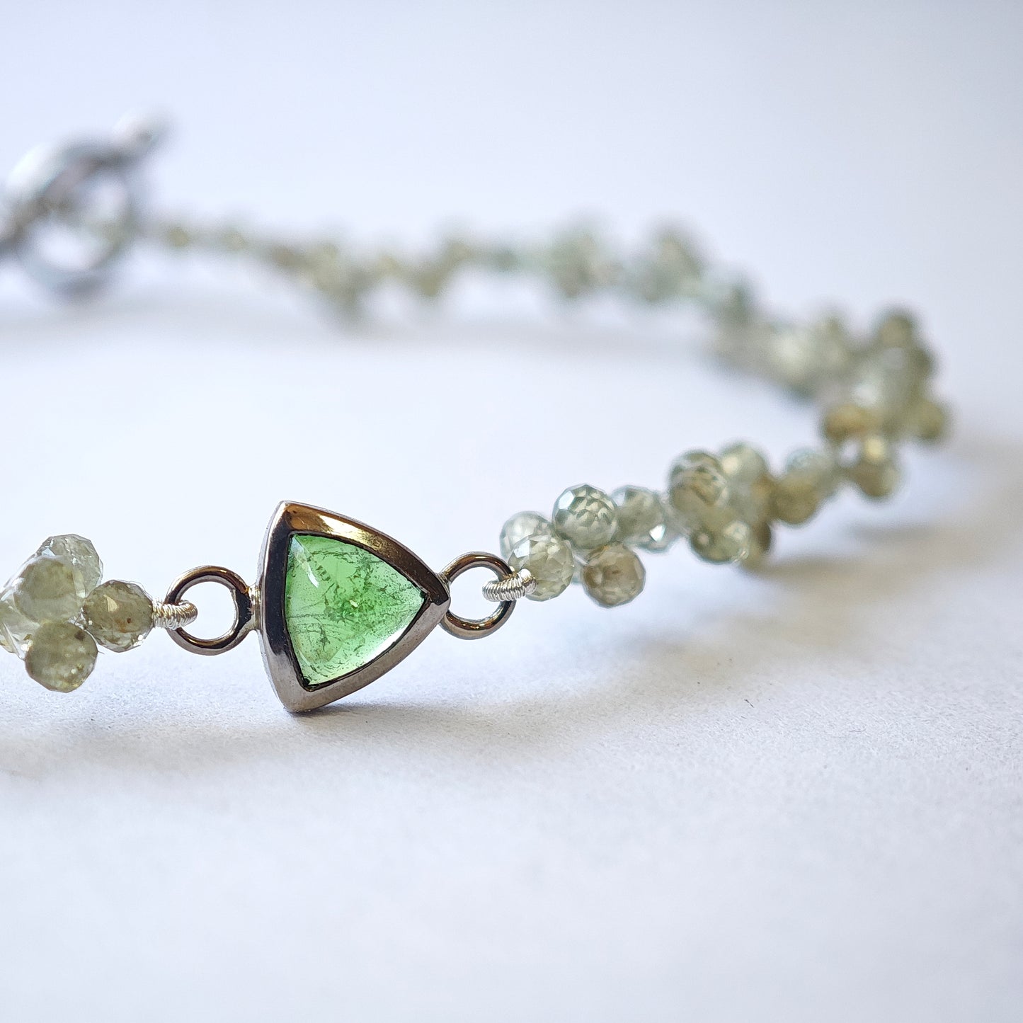 Armschmuck :vino: | Grün funkelndes Geflecht um Weißgold