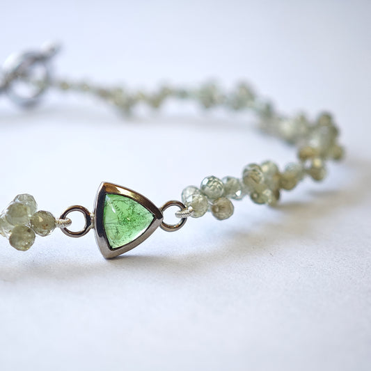 Armschmuck :vino: | Grün funkelndes Geflecht um Weißgold