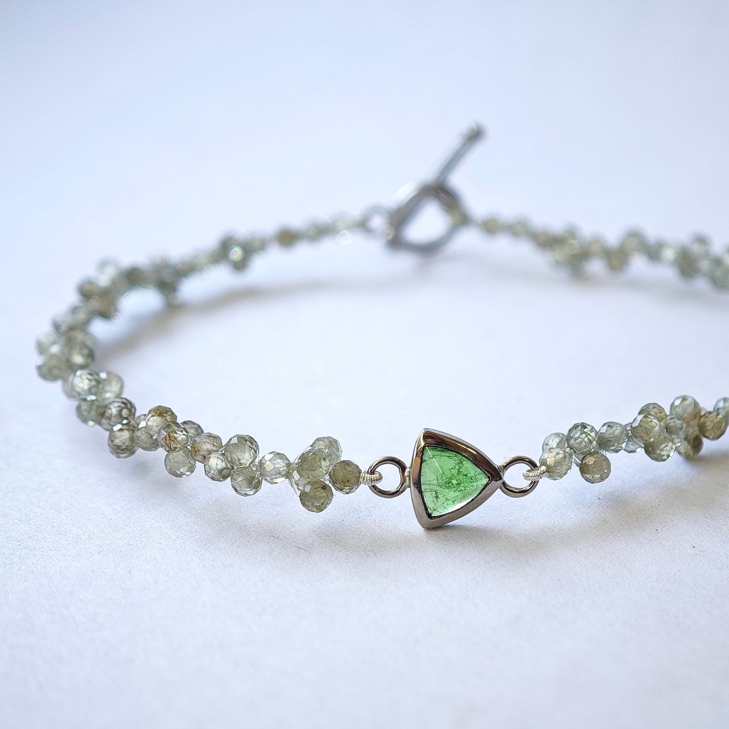 Armschmuck :vino: | Grün funkelndes Geflecht um Weißgold